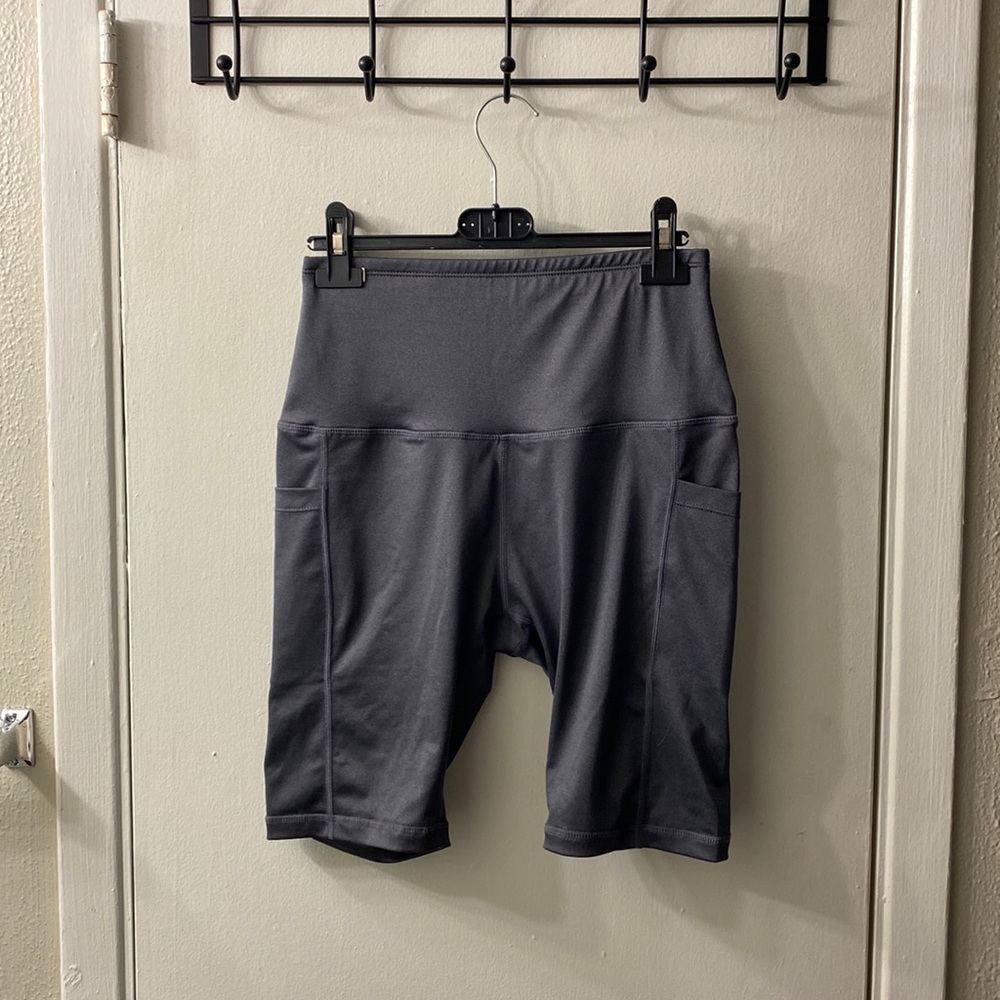 Bike shorts with side pockets